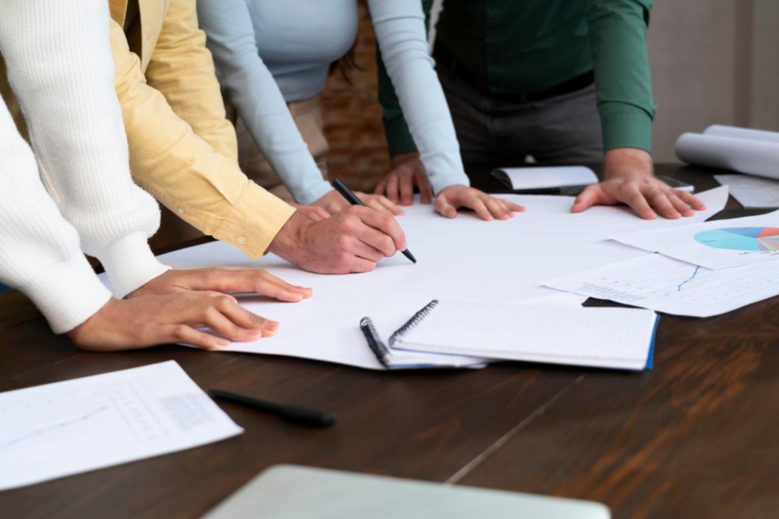 Reunión inicial del equipo fundador en oficina de Madrid