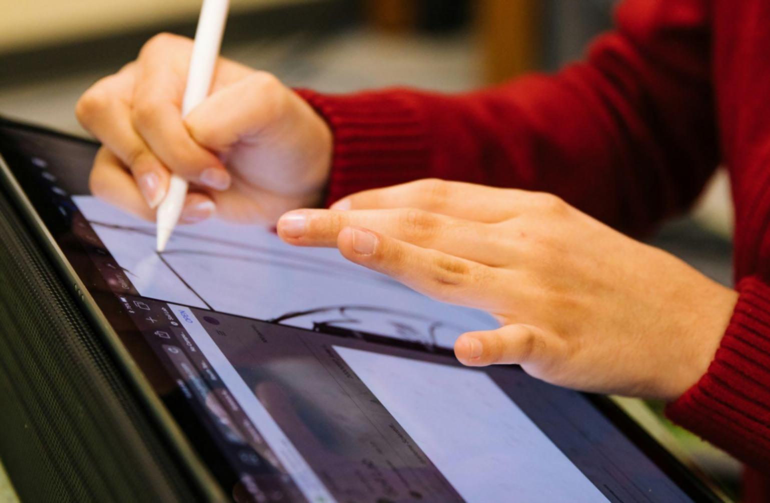 Profesionales trabajando en análisis financiero durante sesión formativa